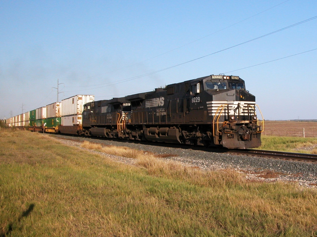 NS 9229  31Oct2011  SB approaching Watson Lane with Stacks 